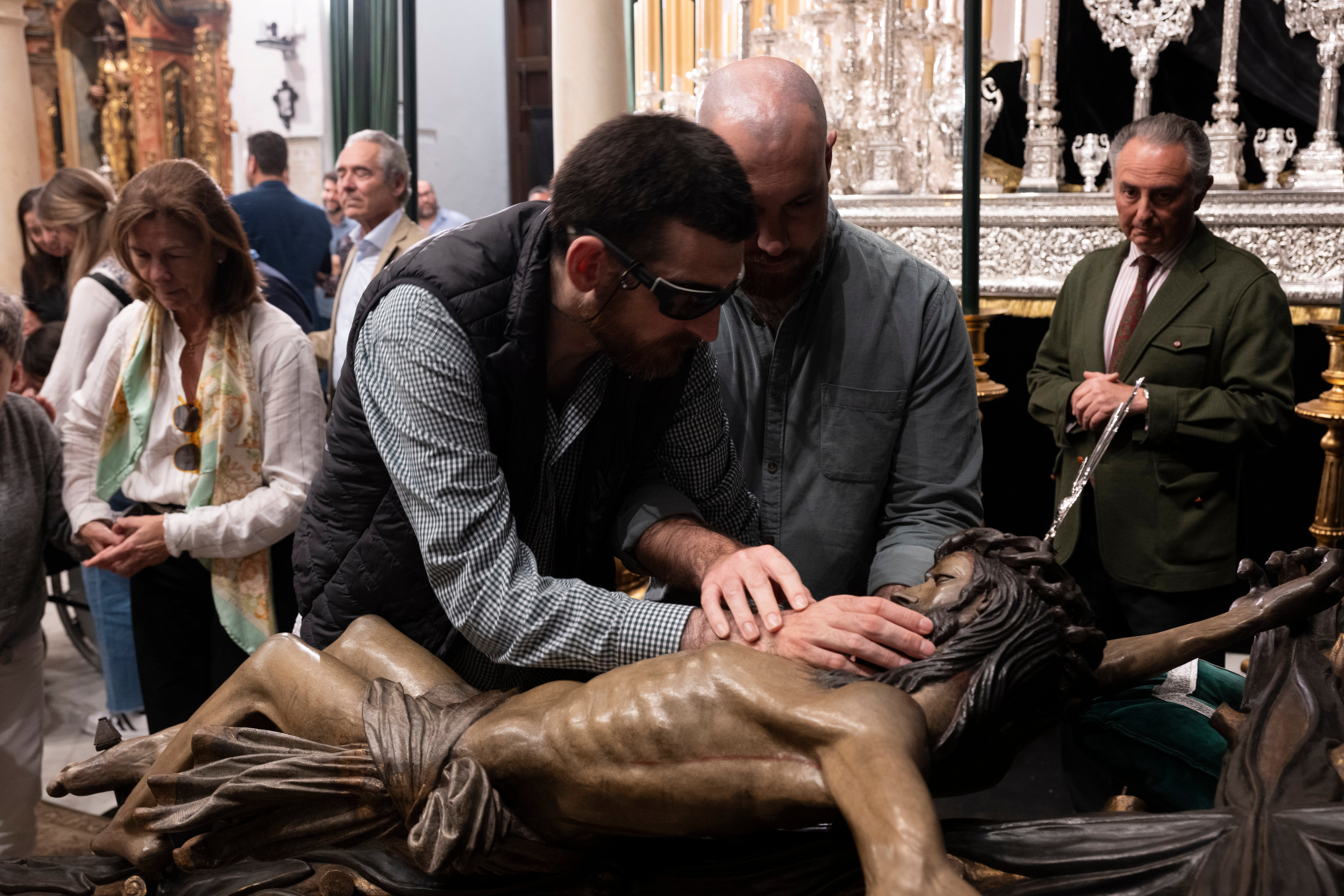 La visita de los invidentes al Cristo de la Vera Cruz, en imágenes