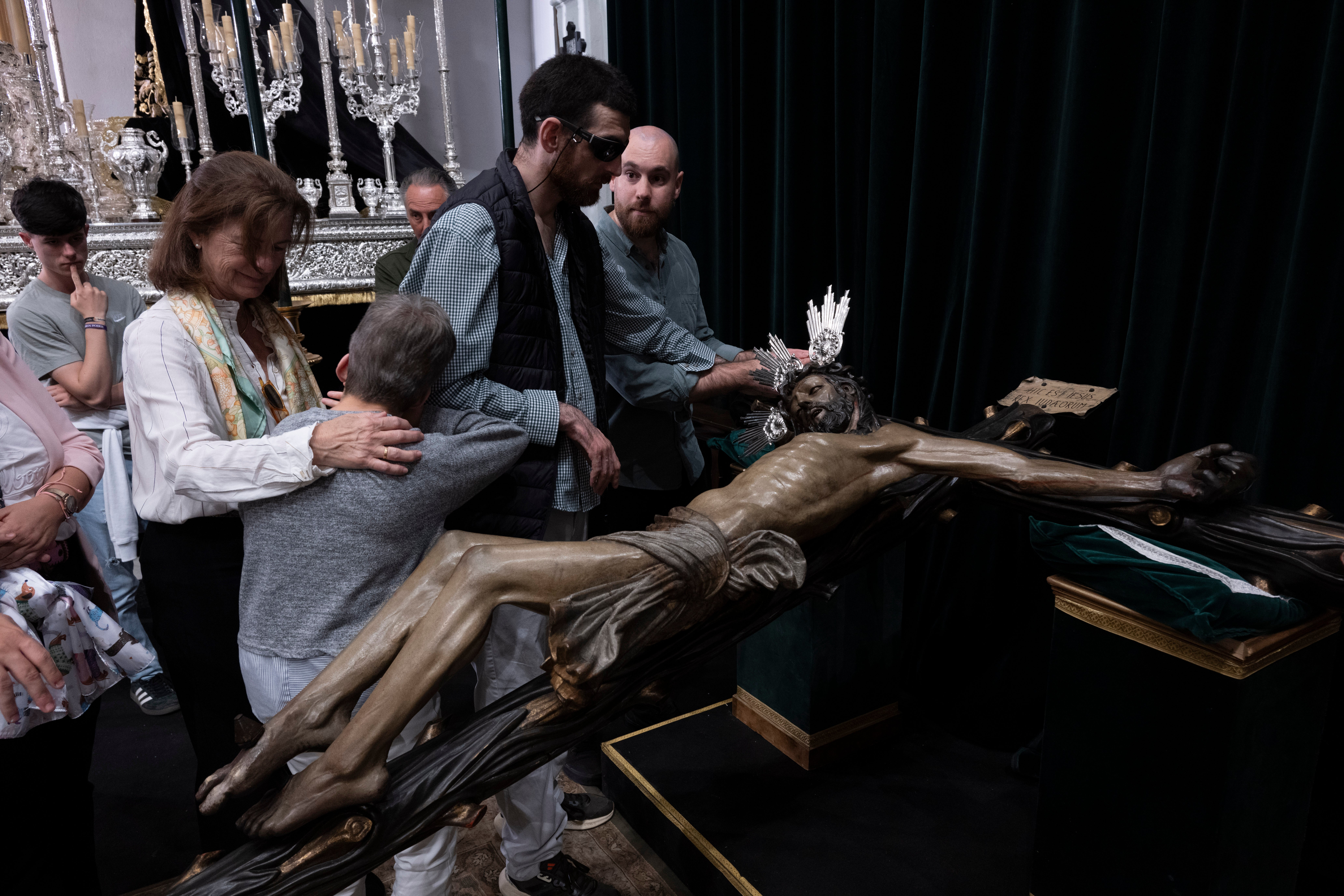 La visita de los invidentes al Cristo de la Vera Cruz, en imágenes