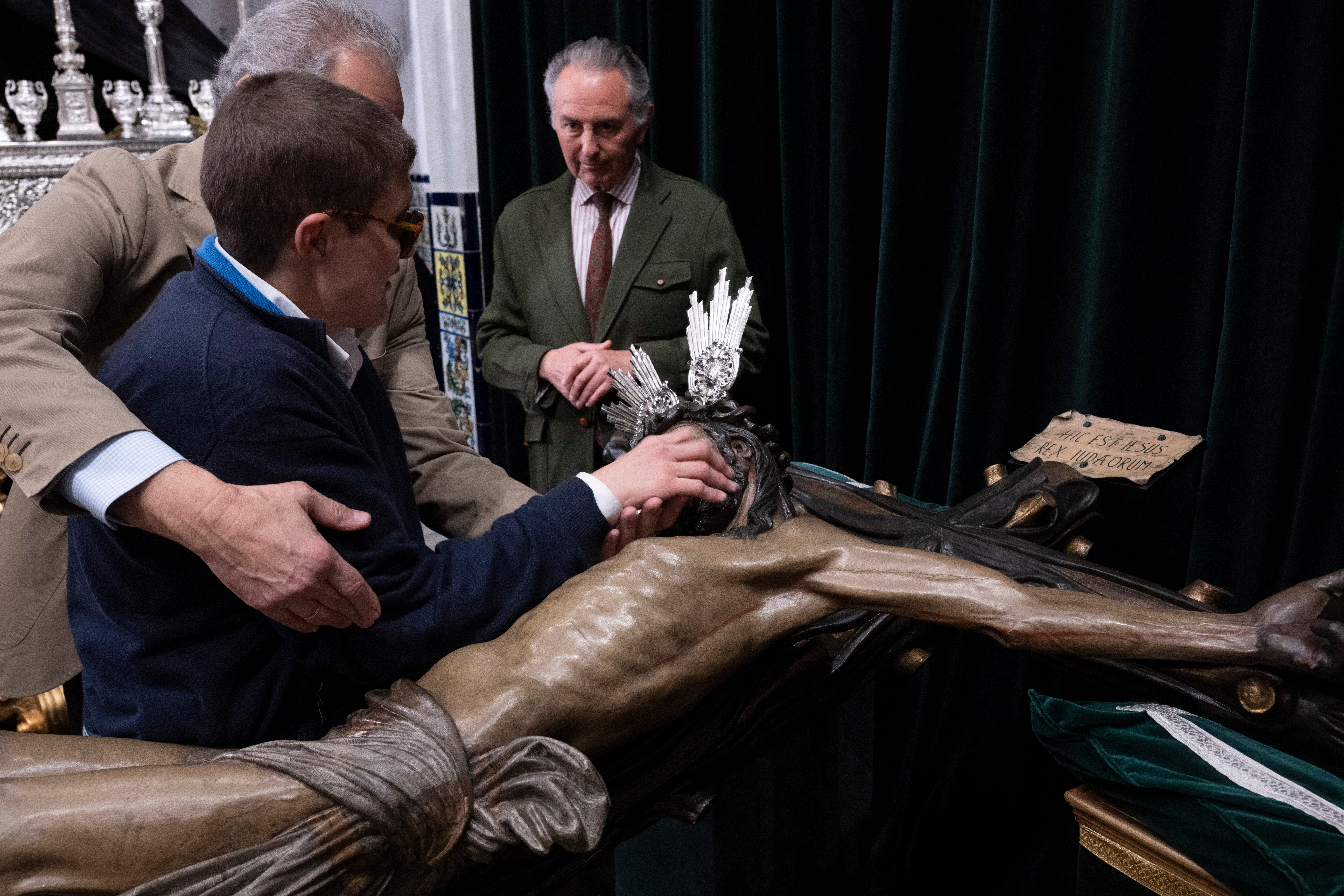 La visita de los invidentes al Cristo de la Vera Cruz, en imágenes