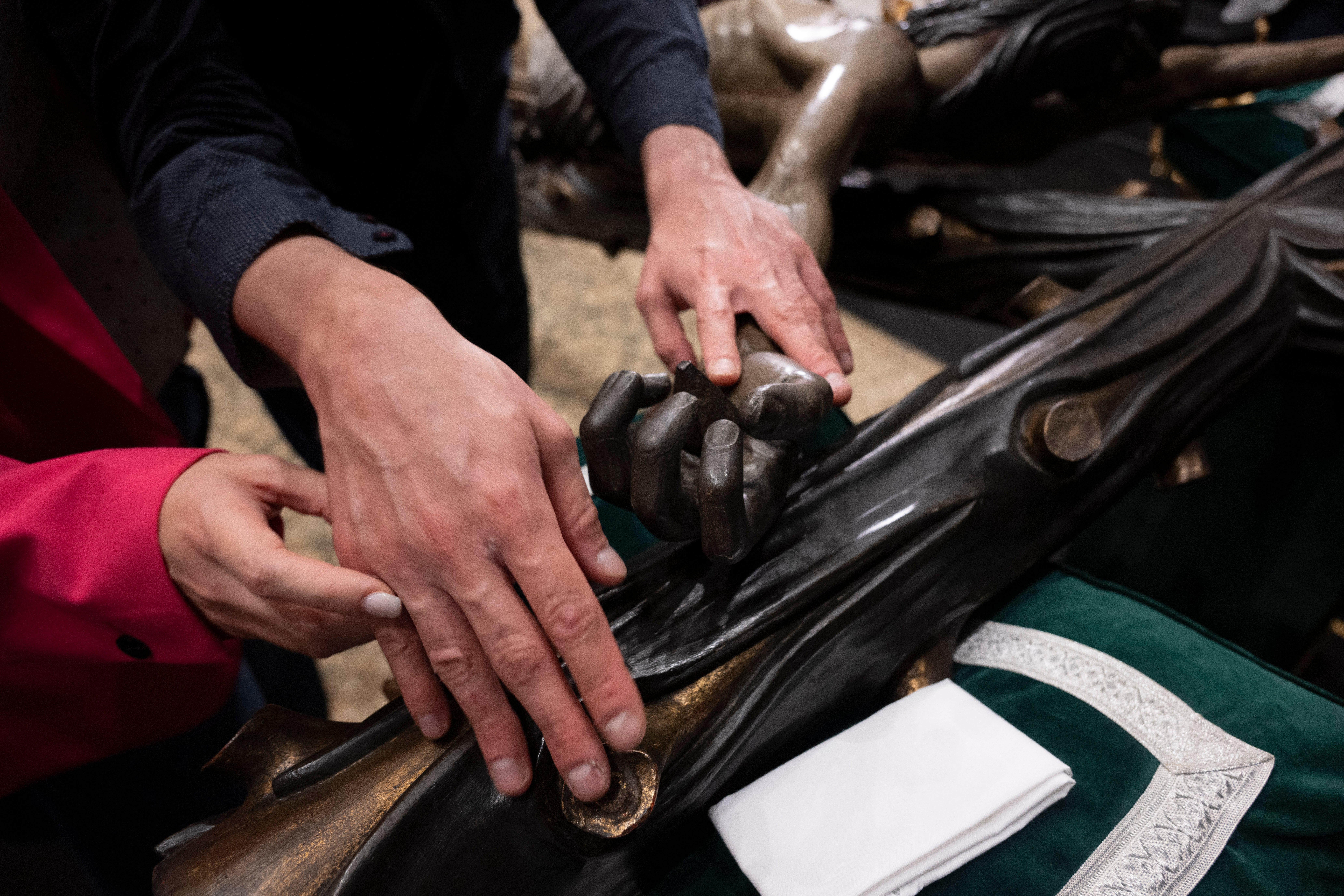 La visita de los invidentes al Cristo de la Vera Cruz, en imágenes