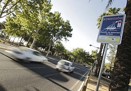 Muere un motorista tras chocar contra un camión junto al estadio de la Cartuja de Sevilla