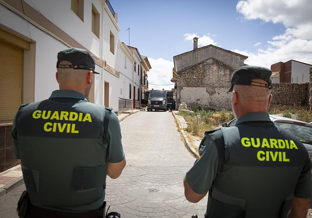 Imagen de archivo de dos agentes de la Guardia Civil