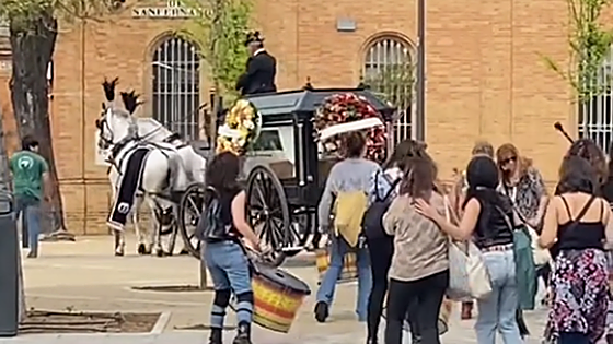 Un curioso entierro en Sevilla, con batukada incluida, llama la atención en las redes: «Si algún día muero que sea así»