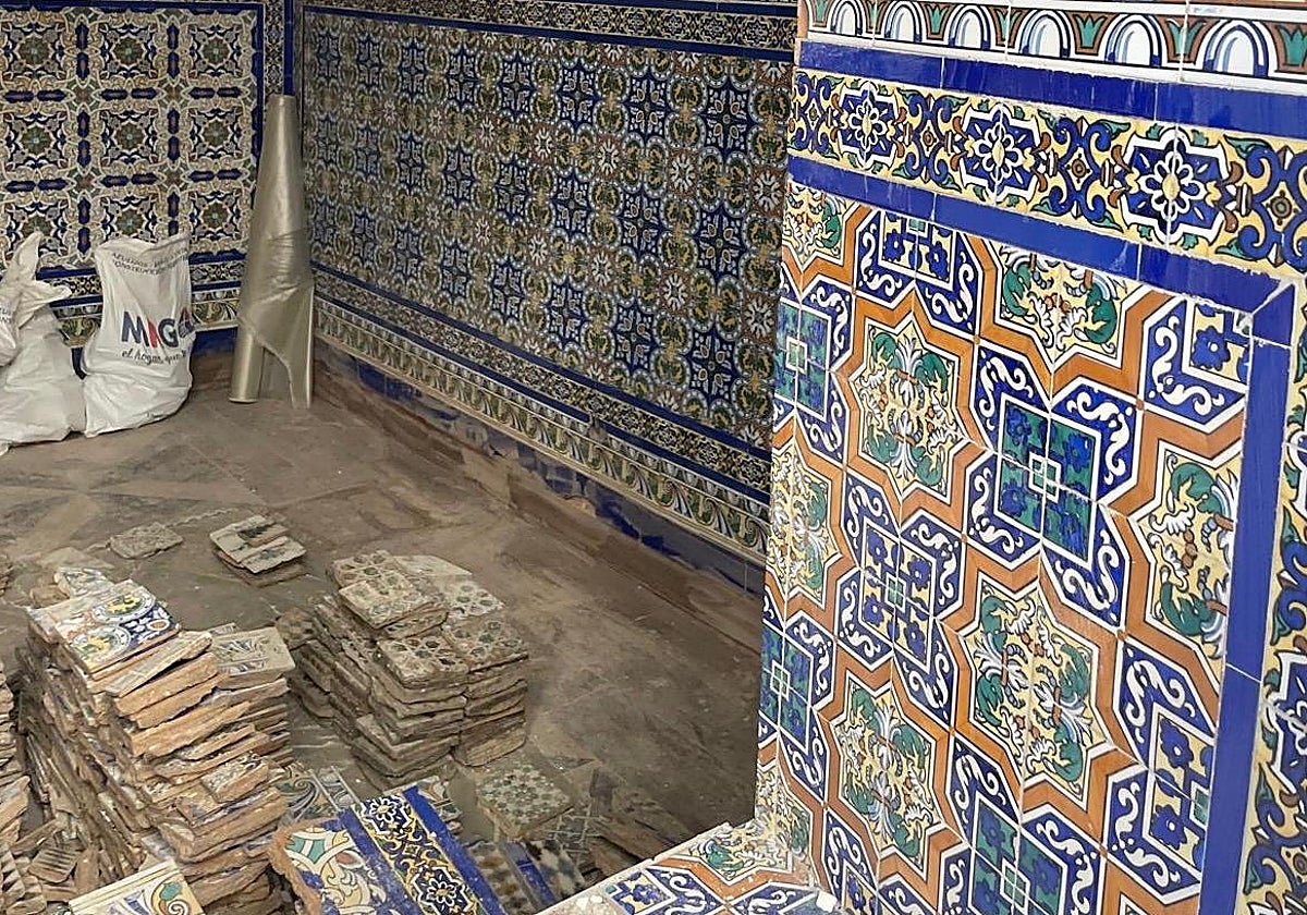 Paralizan la reforma de la casa de José Gestoso para pisos turísticos al afectar a sus cerámicas