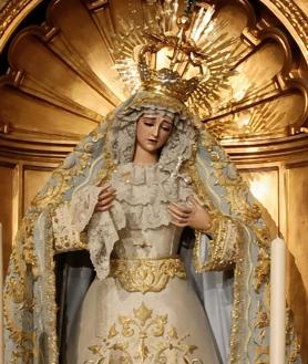 Imagen secundaria 2 - Arriba, vestida de hebrea por la Cuaresma de 2025. Abajo, a la izquierda, durante su solemne besamanos a comienzos de marzo. A la derecha, en diciembre con motivo de la Misa Solemne de la Inmaculada Concepción