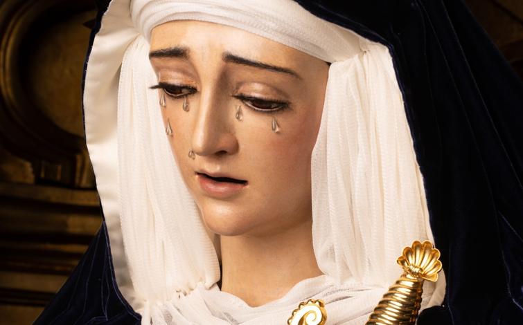 Imagen principal - Arriba, vestida de hebrea por la Cuaresma de 2025. Abajo, a la izquierda, durante su solemne besamanos a comienzos de marzo. A la derecha, en diciembre con motivo de la Misa Solemne de la Inmaculada Concepción