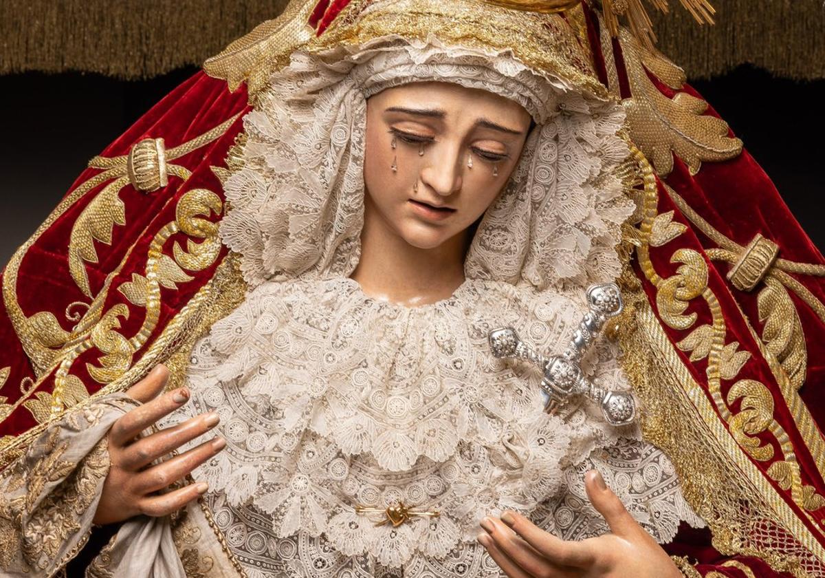 La Virgen del Mayor Dolor y Traspaso, vestida para su salida procesional