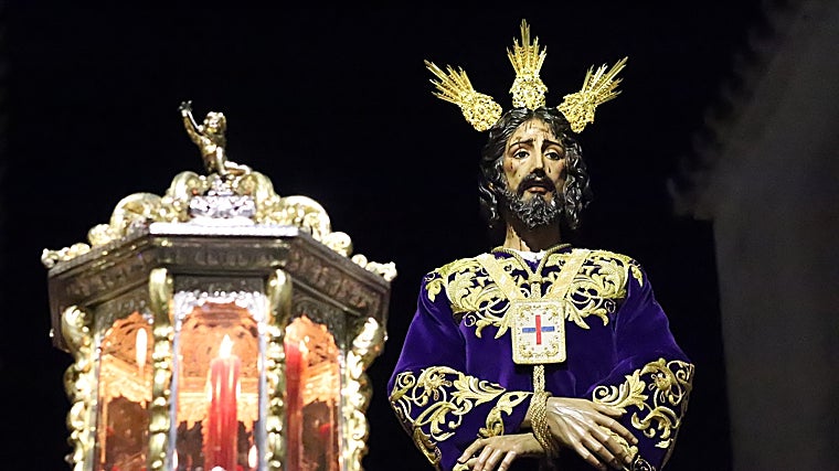 Cada noche de Jueves Santo en Utrera, la imagen del Redentor Cautico procesiona por las calles de la ciudad