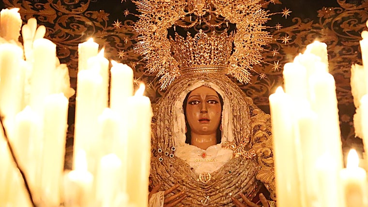 La Virgen de la Esperanza, de la hermandad de Los Gitanos de Utrera, la auténtica reina de la madrugada de Utrera
