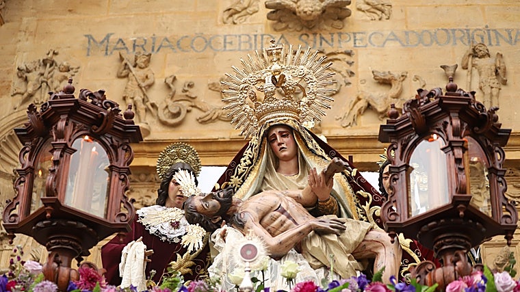 Cada Domingo de Ramos, los cofrades utreranos pueden disfrutar con el paso de La Piedad, de la hermandad de la Quinta Angustia