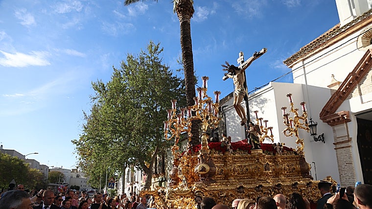 El Cristo de los Afligidos es un imponente crucificado que llena la tarde del Jueves Santo en Utrera