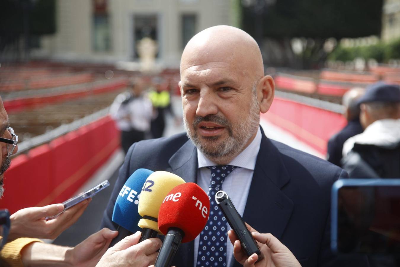 Manuel Alés y Francisco Vélez, durante su visita este Viernes de Dolores a los palcos de la carrera oficial de Sevilla