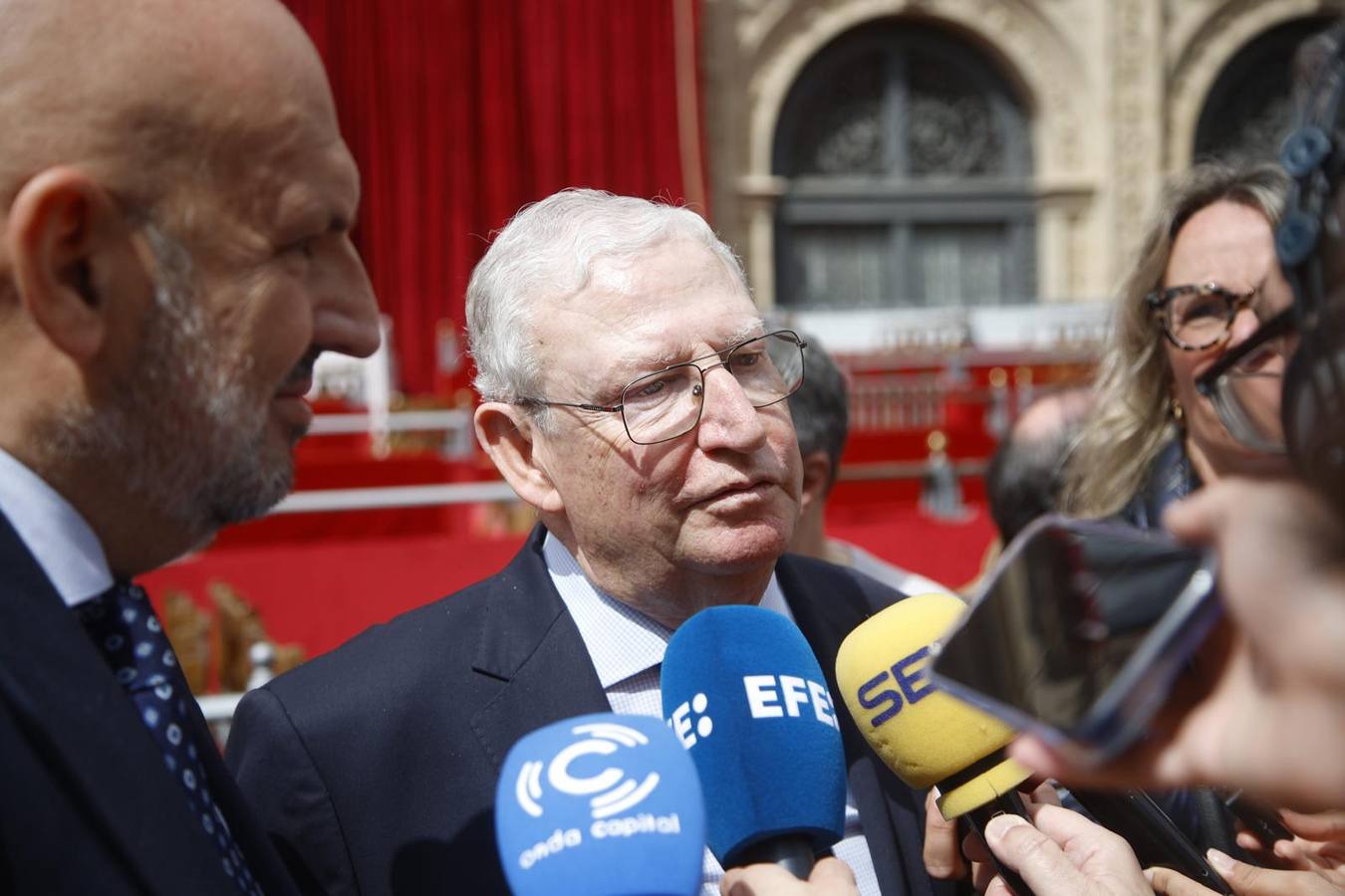 Manuel Alés y Francisco Vélez, durante su visita este Viernes de Dolores a los palcos de la carrera oficial de Sevilla