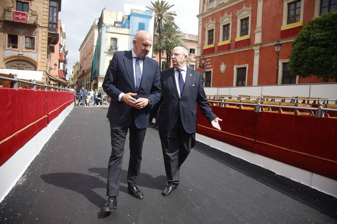 Manuel Alés y Francisco Vélez, durante su visita este Viernes de Dolores a los palcos de la carrera oficial de Sevilla