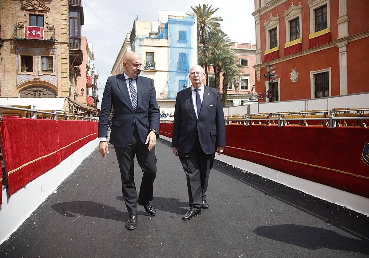 Manuel Alés y Francisco Vélez, durante su visita este Viernes de Dolores a los palcos de la carrera oficial de Sevilla