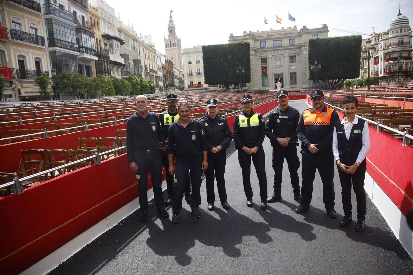 Manuel Alés y Francisco Vélez, durante su visita este Viernes de Dolores a los palcos de la carrera oficial de Sevilla