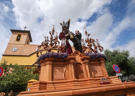 Imagen secundaria 1 - El misterio de Torreblanca (arriba) estrenaba dos nuevas figuras y la hermandad de Padre Pío (izquierda) el paso del Señor de la Salud y Clemencia. La Virgen del Rosario de la Milagrosa (derecha) salió con una hora de retraso