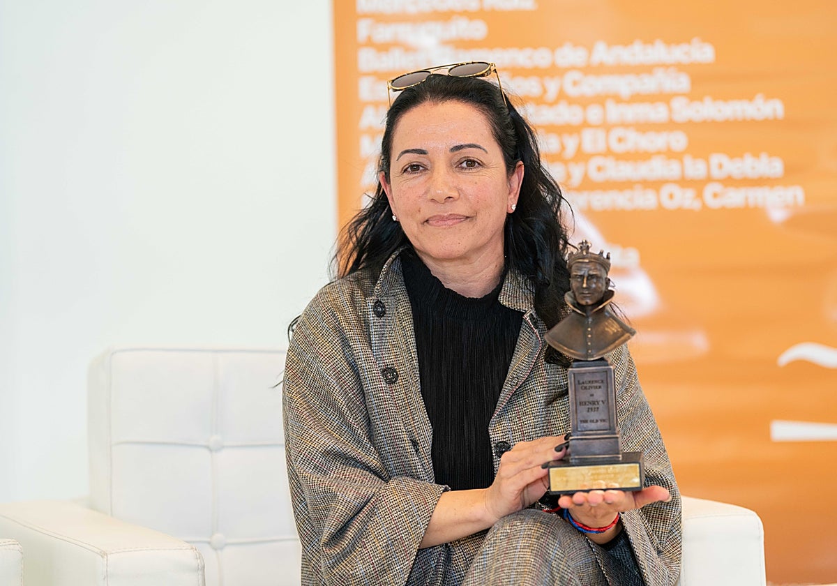 Eva Yerbabuena, con el premio 'Olivier'