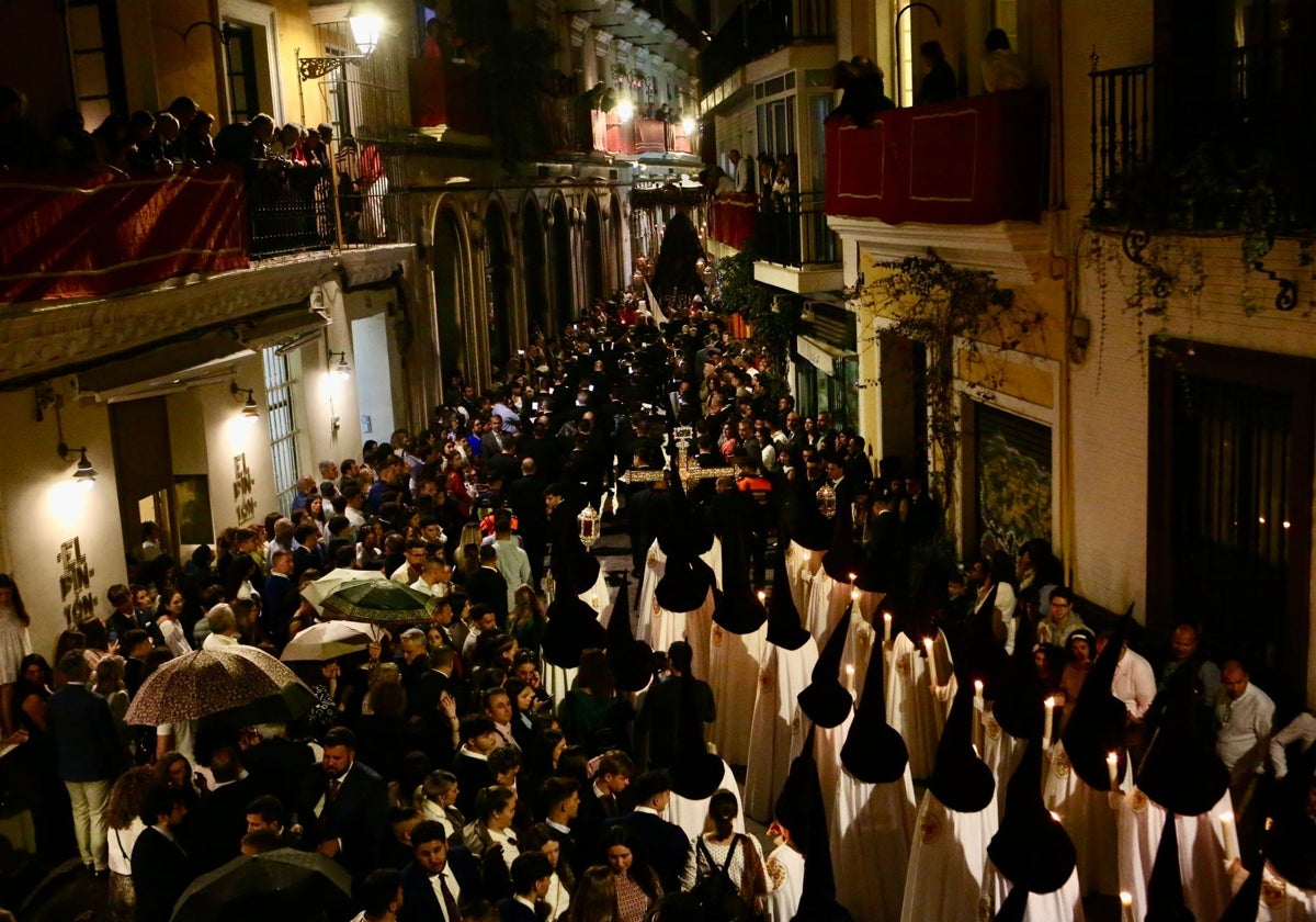 El 'trenecito' acumuló más de una hora de retraso a su paso por la calle Francos
