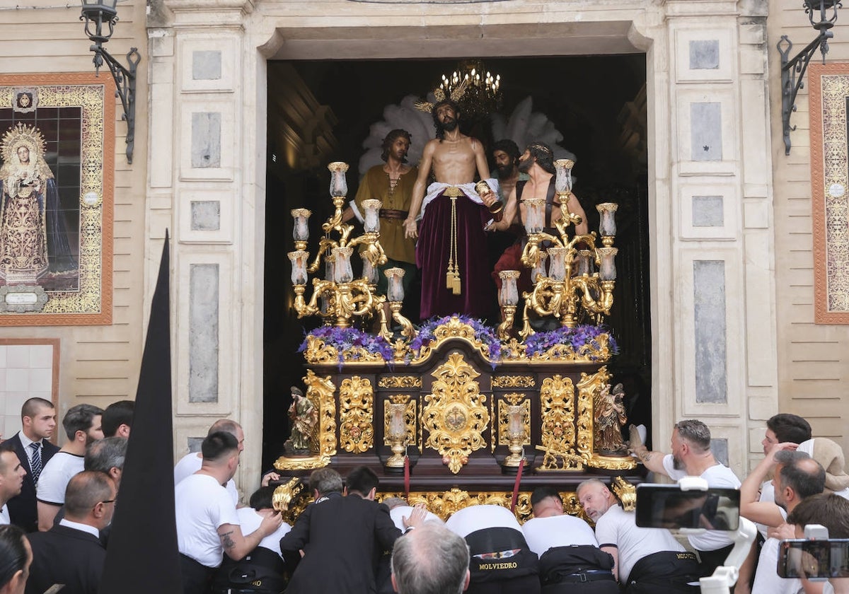 Jesús Despojado sale de la Capilla del Mayor Dolor para realizar su estación de penitencia