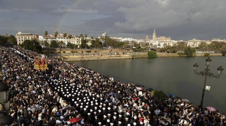 Sale el arcoíris al paso de la hermandad de la Estrella en el puente de Triana
