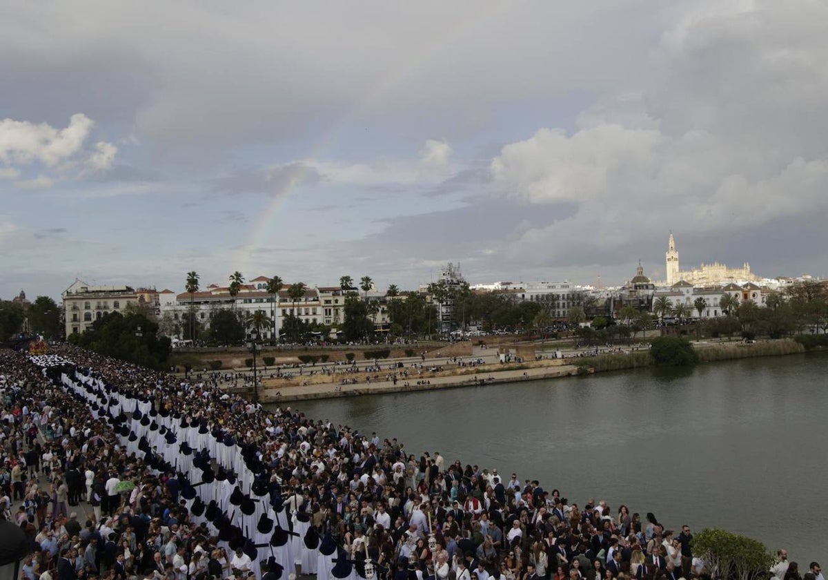 Sale el arcoíris al paso de la hermandad de la Estrella en el puente de Triana
