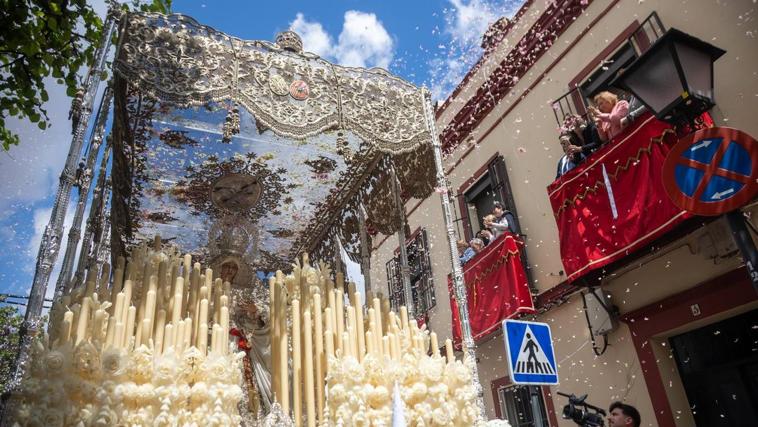 Salida de la hermandad de la Paz de la parroquia de San Sebastián