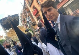 Roca Rey se lleva una ovación en la salida de la Estrella este Domingo de Ramos: «¡Qué bueno eres, torero!»