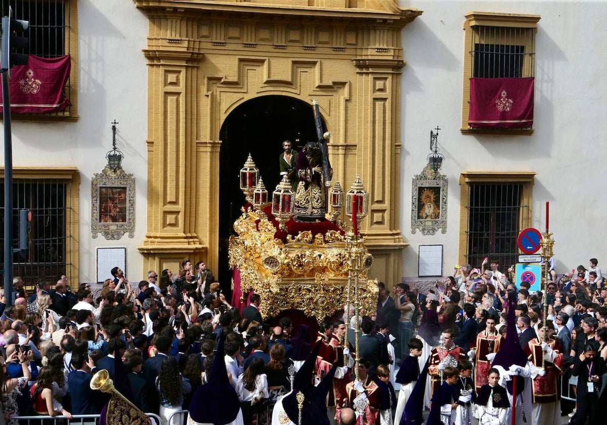 El Señor de la Penas y Simón de Cirene a su salida en la parroquia de San Roque
