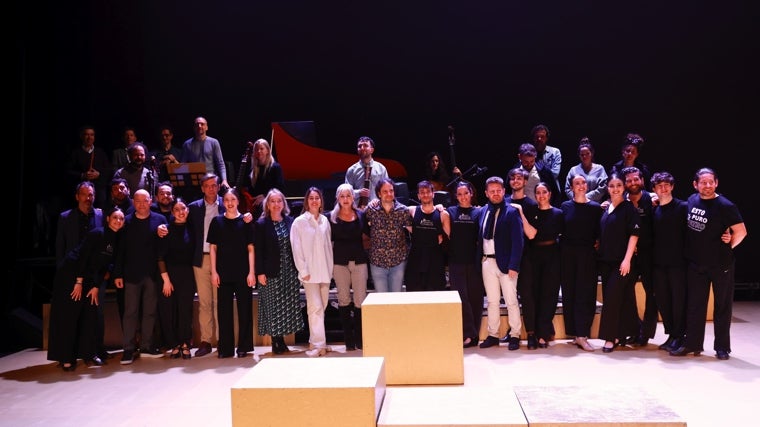 La consejera de Cultura con los componentes del Ballet Flamenco de Andalucía y los músicos de la Accademia del Piacere y los directores de ambos elencos, Patricia Guerrero y Fahmi Alqhai, además del equipo de Cultura y representantes del teatro Maestranza