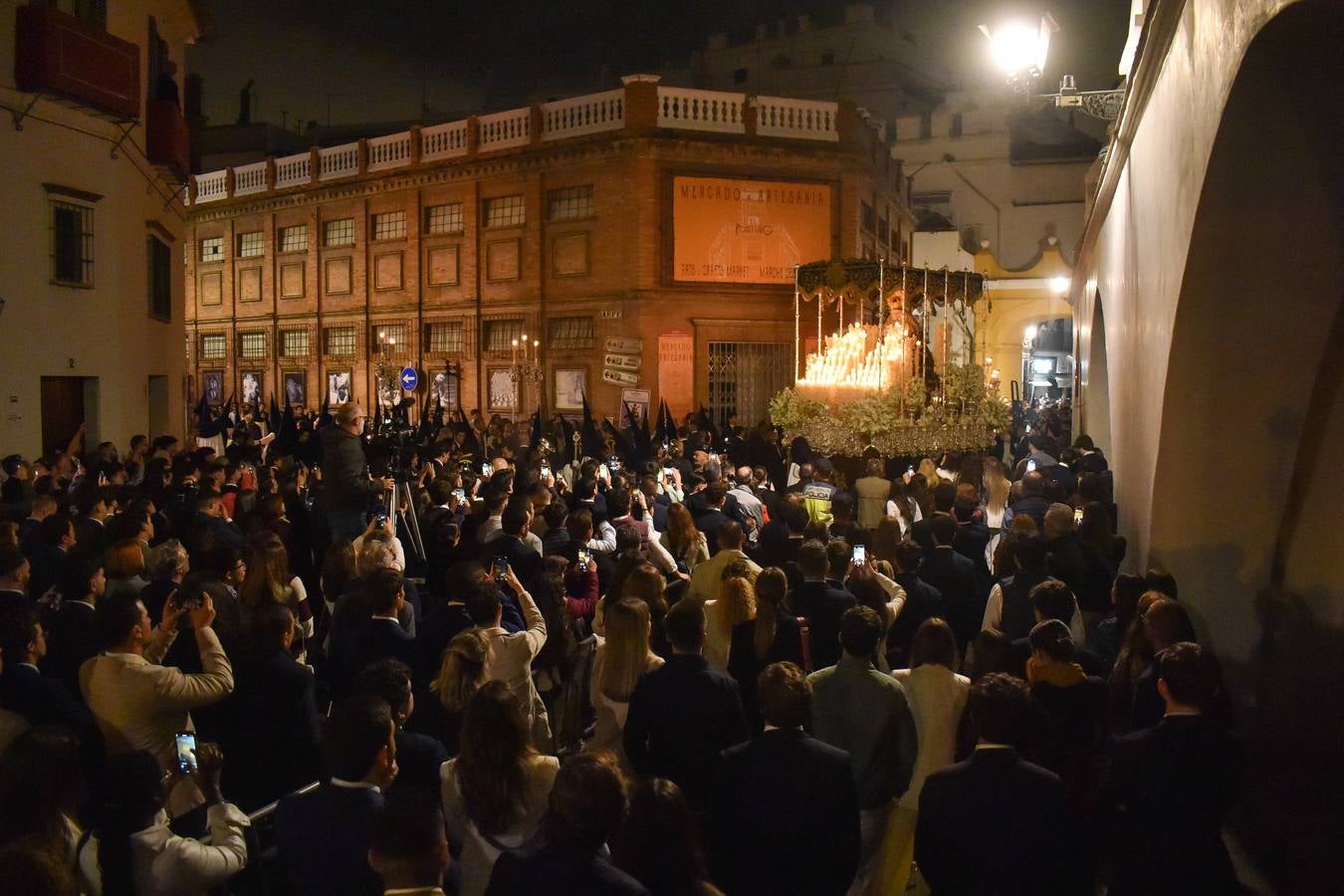Discurrir de la Hermandad de la Estrella por la noche en la Semana Santa de 2025