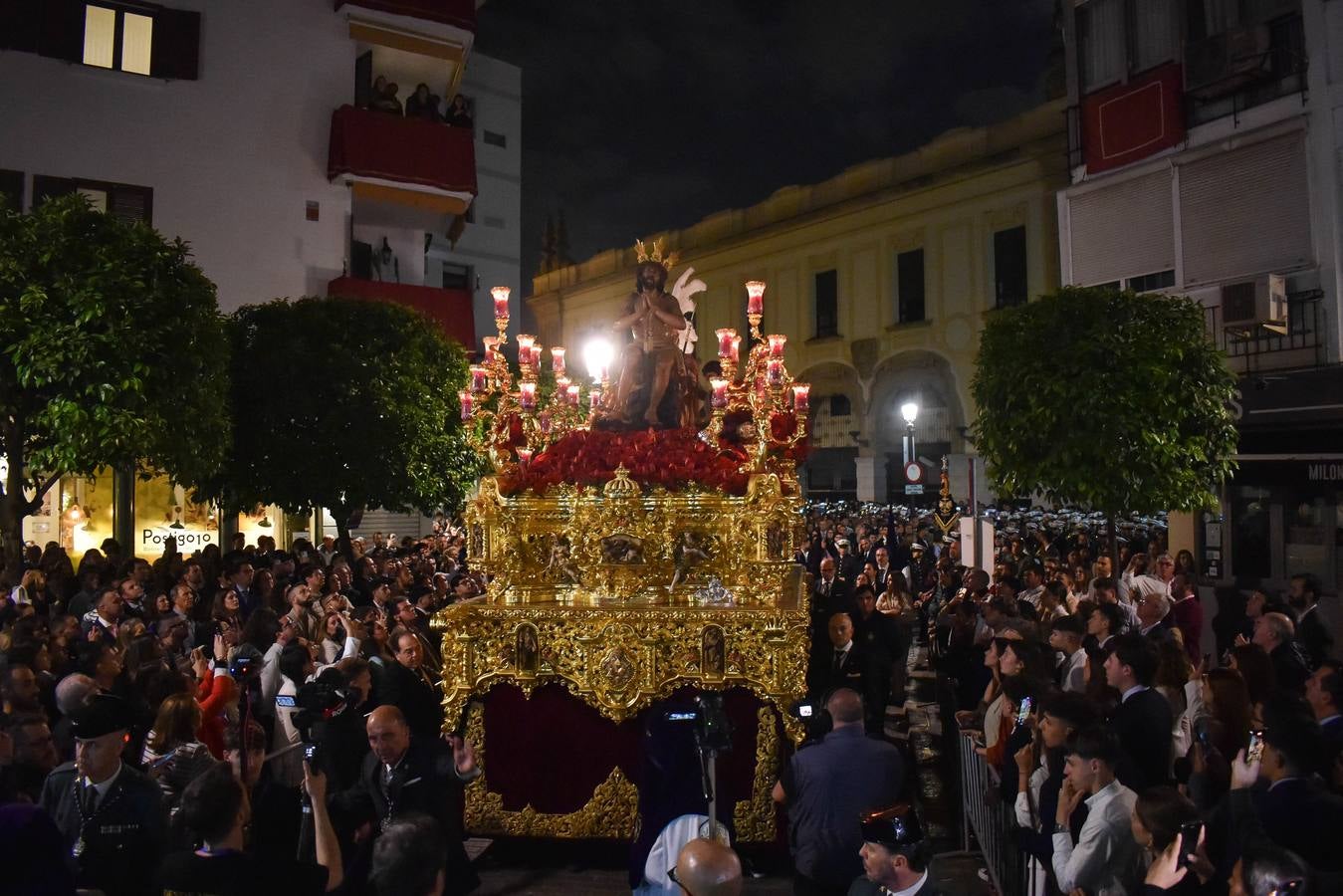 Discurrir de la Hermandad de la Estrella por la noche en la Semana Santa de 2025