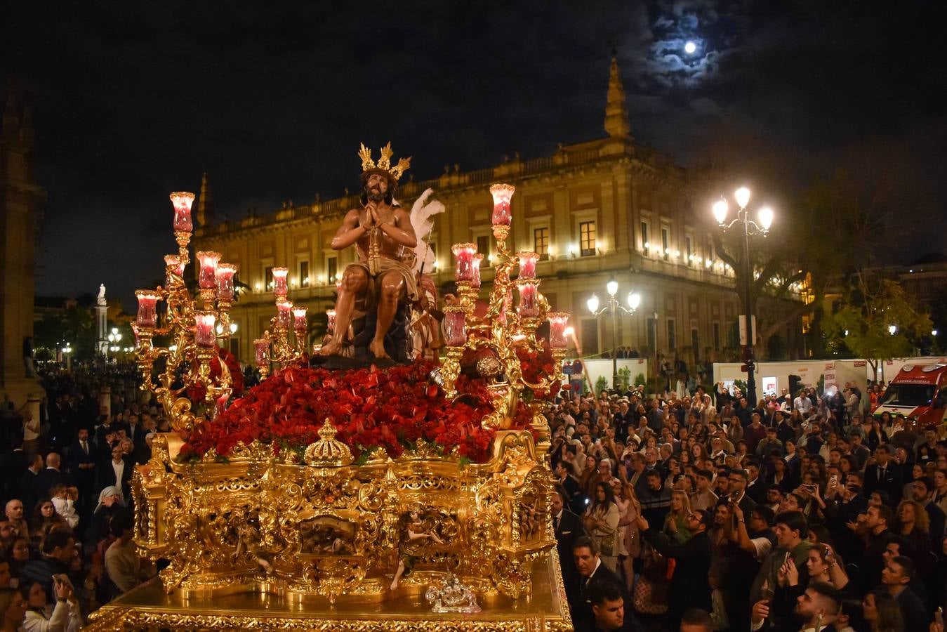 Discurrir de la Hermandad de la Estrella por la noche en la Semana Santa de 2025