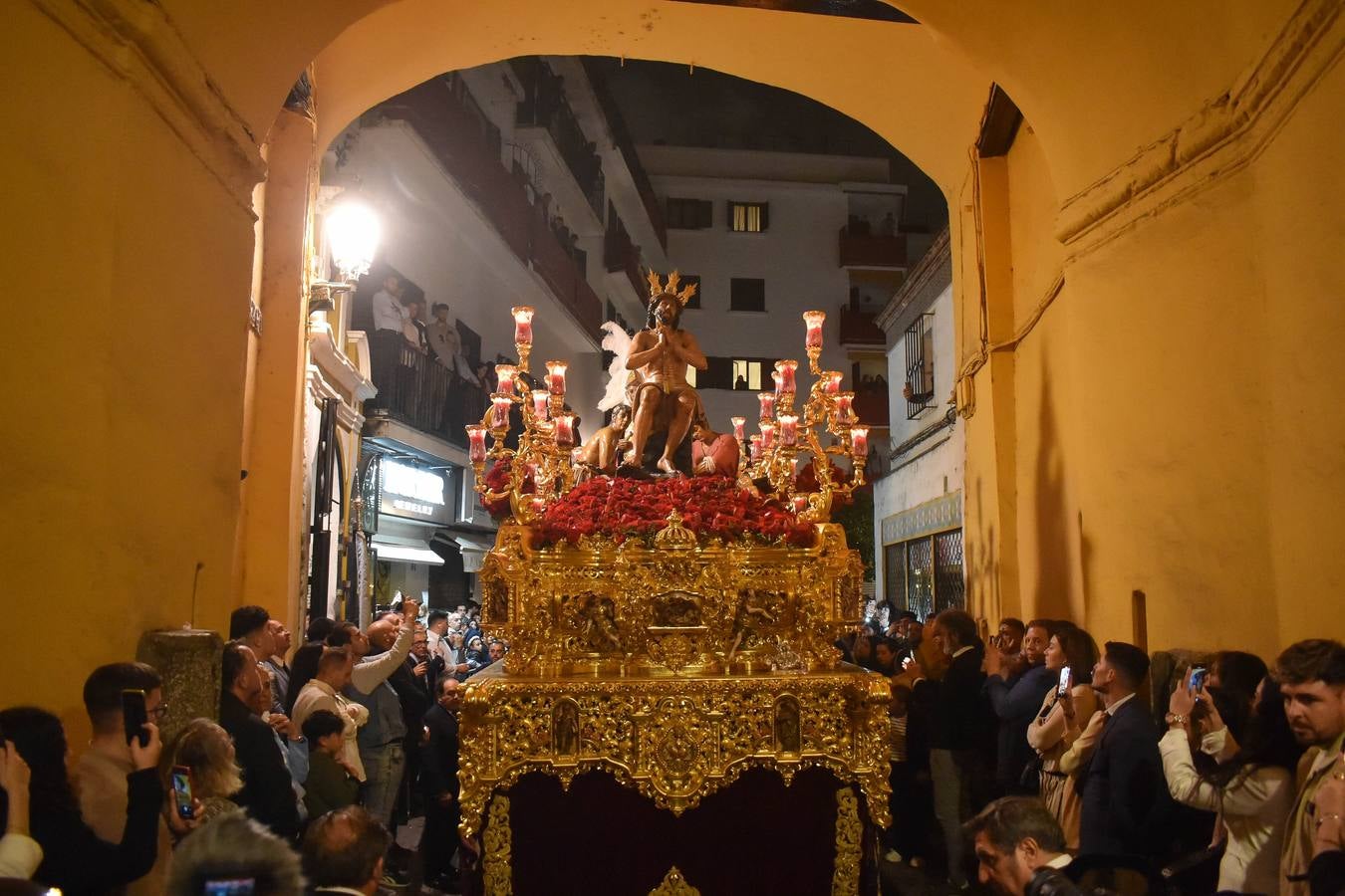 Discurrir de la Hermandad de la Estrella por la noche en la Semana Santa de 2025