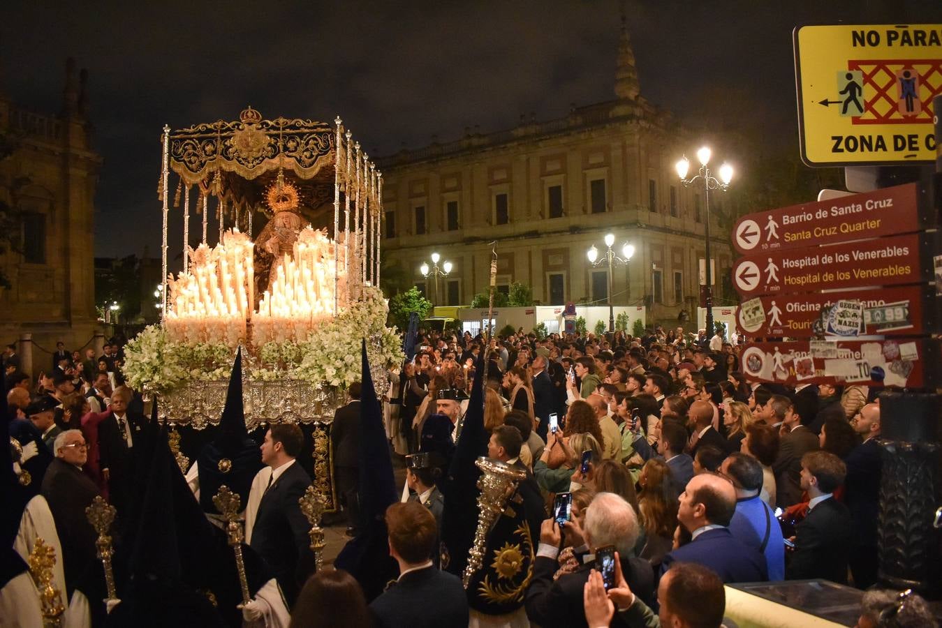 Discurrir de la Hermandad de la Estrella por la noche en la Semana Santa de 2025