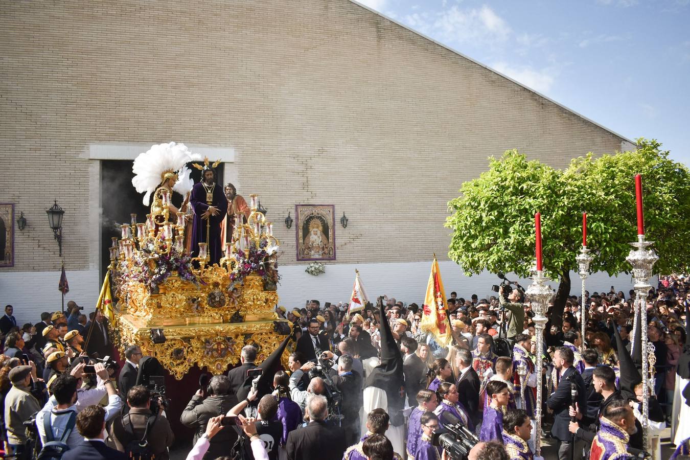 Salida de la Hermandad de San Pablo desde la parroquia de San Ignacio de Loyola