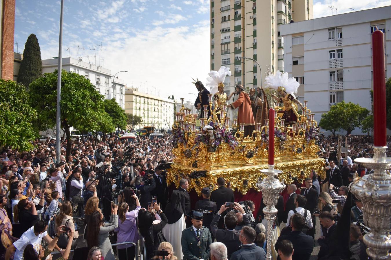 Salida de la Hermandad de San Pablo desde la parroquia de San Ignacio de Loyola