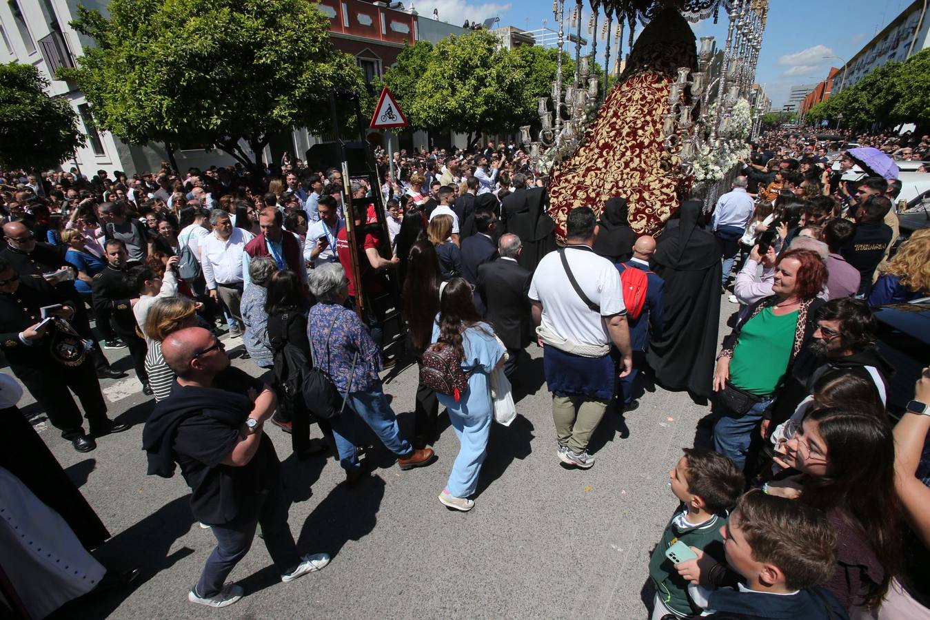 Salida de la Hermandad de Santa Genoveva por las calles del Tiro de Línea