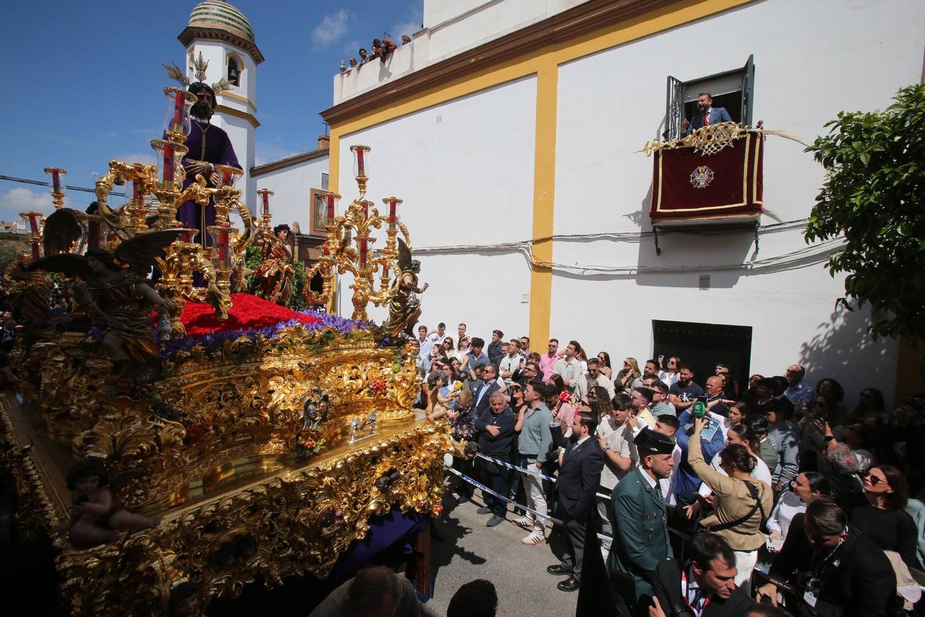 Salida de la Hermandad de Santa Genoveva por las calles del Tiro de Línea