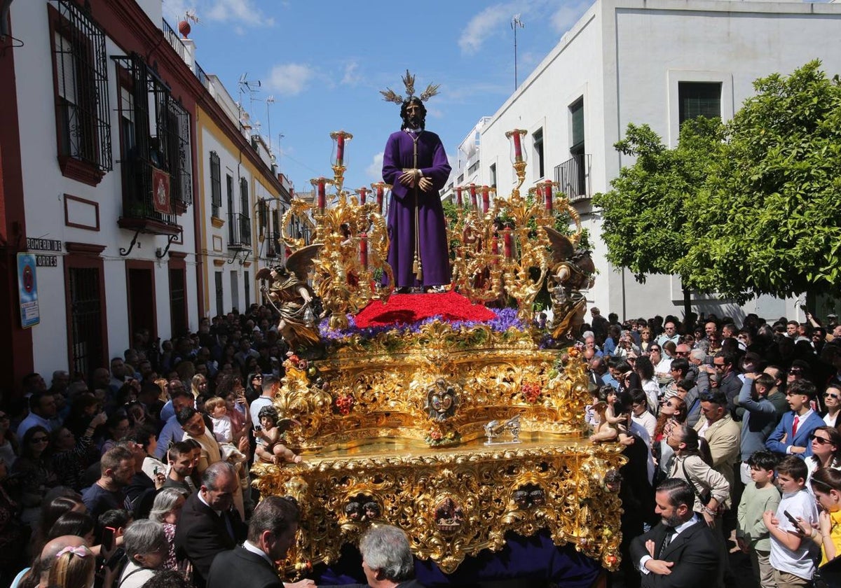 Salida de la Hermandad de Santa Genoveva por las calles del Tiro de Línea