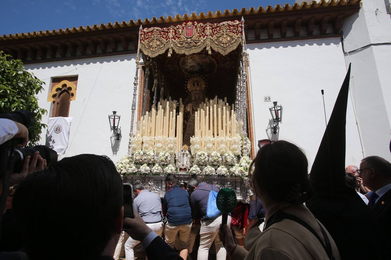Salida de la Hermandad de Santa Genoveva por las calles del Tiro de Línea