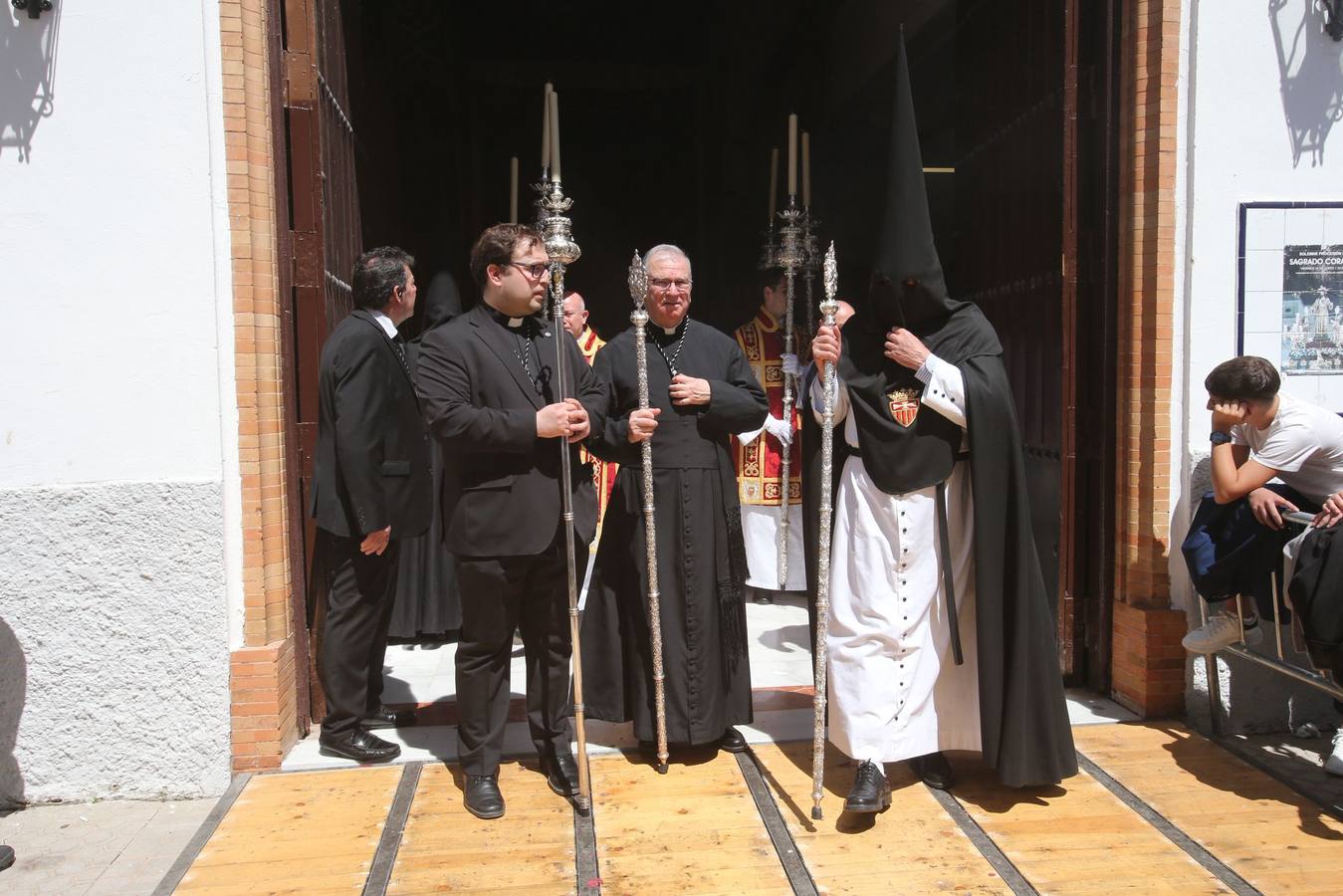 Salida de la Hermandad de Santa Genoveva por las calles del Tiro de Línea