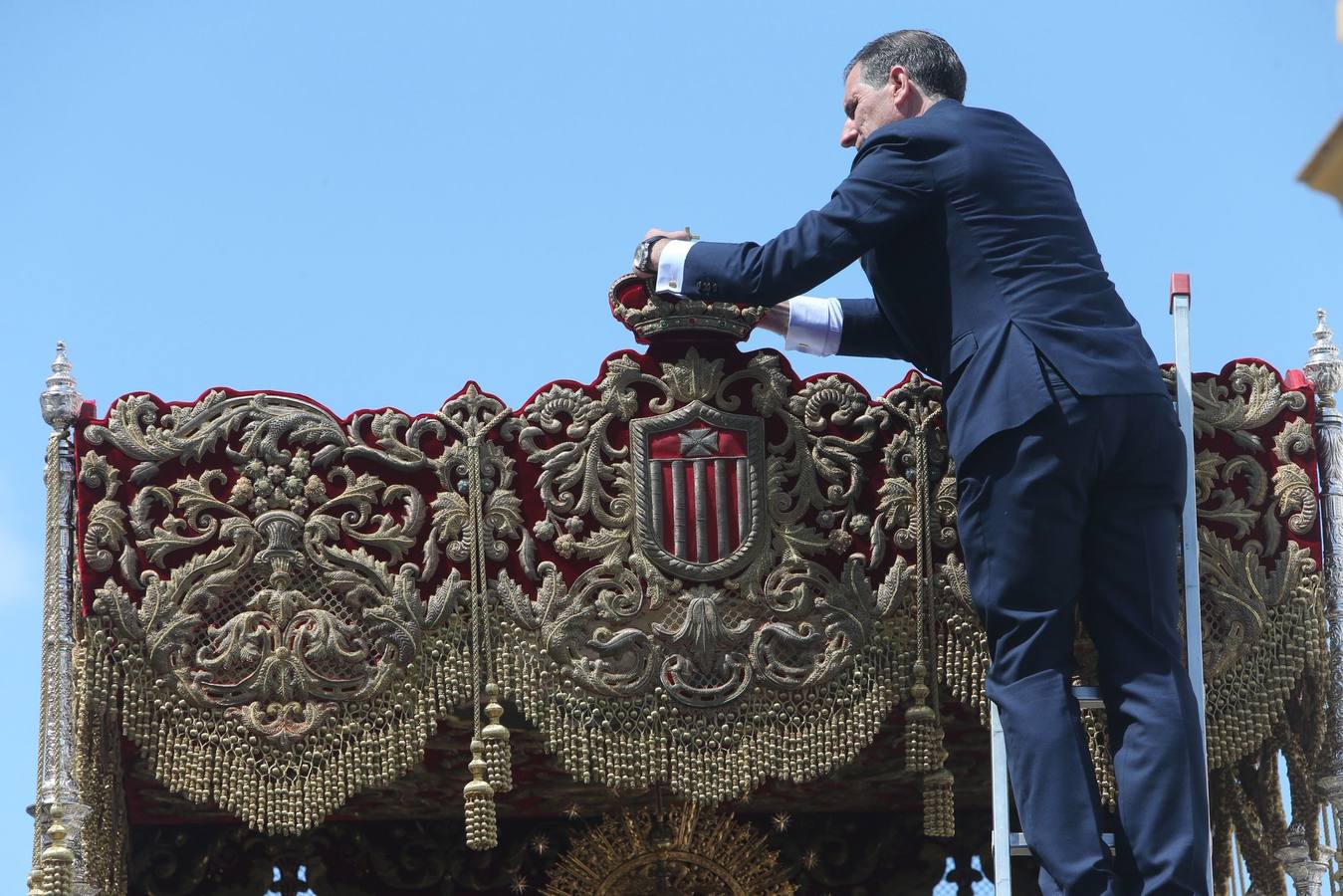 Salida de la Hermandad de Santa Genoveva por las calles del Tiro de Línea