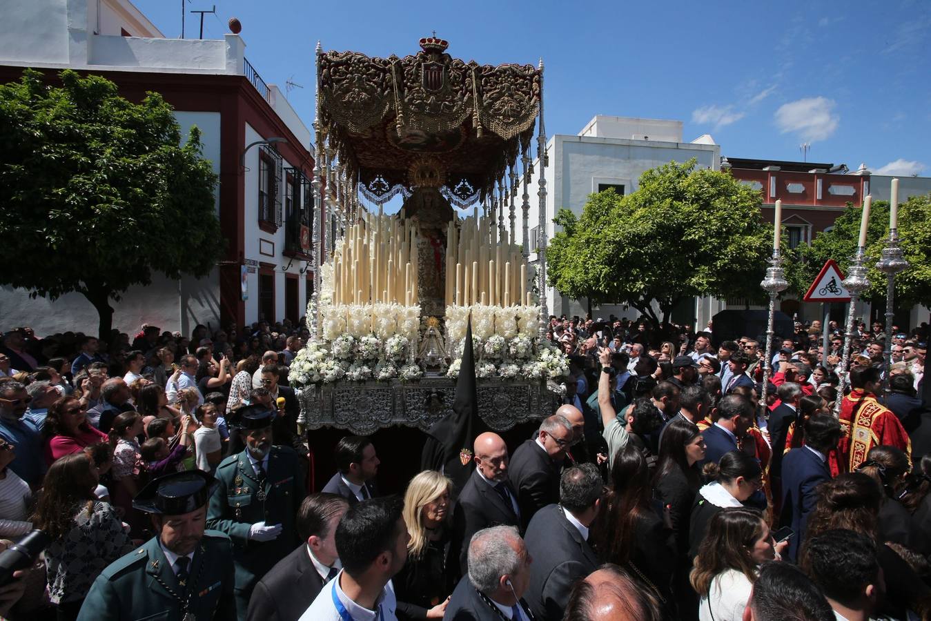 Salida de la Hermandad de Santa Genoveva por las calles del Tiro de Línea