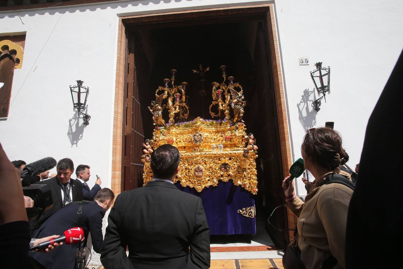 Salida de la Hermandad de Santa Genoveva por las calles del Tiro de Línea
