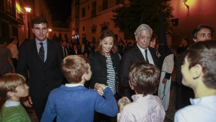 Mario Vargas Llosa e Isabel Preysler vuelven de ver la cofradía de la Soledad de San Lorenzo