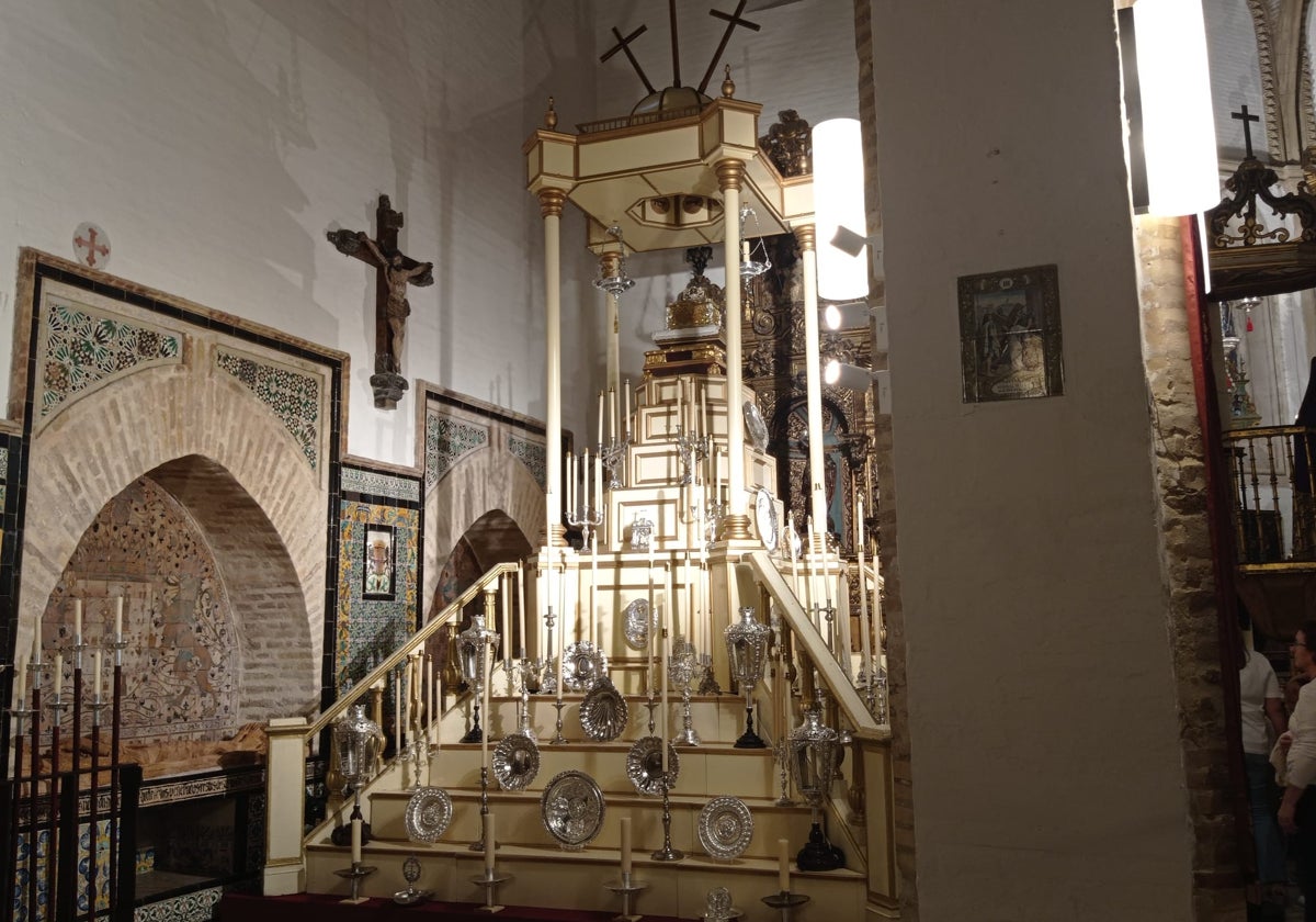 El Monumento del Jueves Santo de la parroquia de Omnium Sanctorum, preparado por la hermandad de la Reina de Todos los Santos