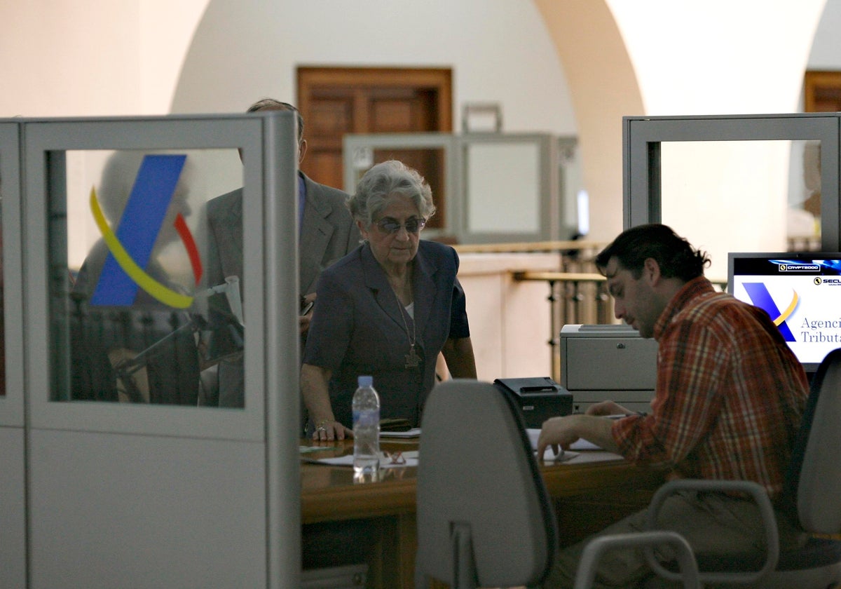 Un funcionario atiende a los contribuyentes durante la campaña de la Renta