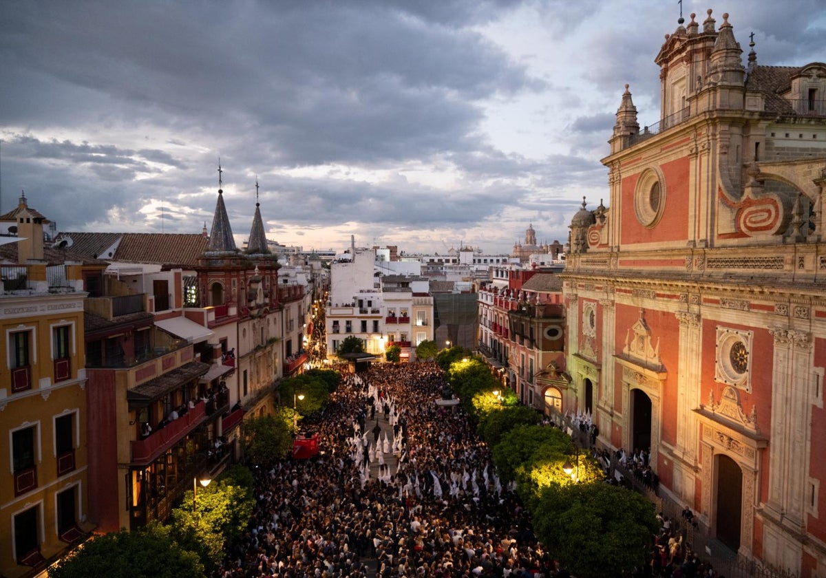 Los nazarenos de la Borriquita saliendo del Salvador en la tarde noche del Domingo de Ramos