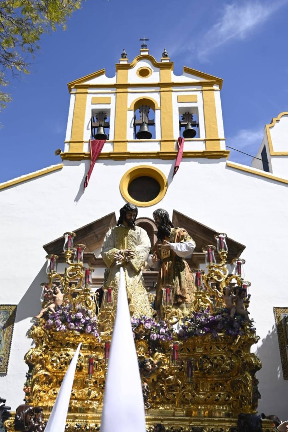 Salida de la Hermandad de San Gonzalo desde el barrio de Triana